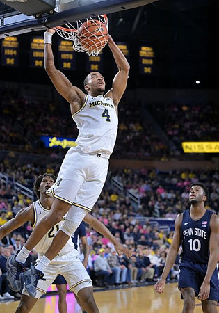 Morez Johnson Jr. (21) and Nimari Burnett (4)