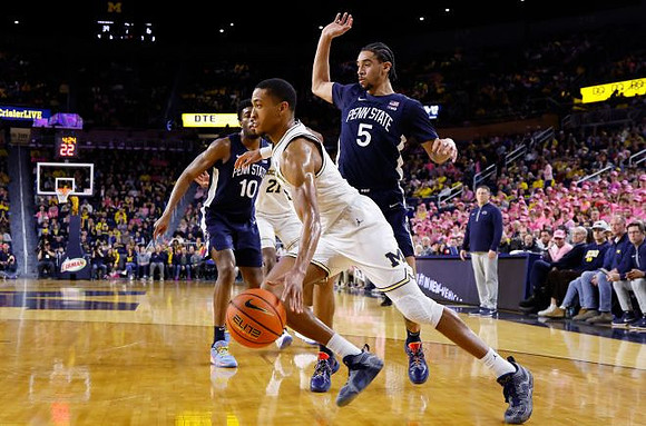 Nimari Burnett (4) and Morez Johnson Jr. (21)