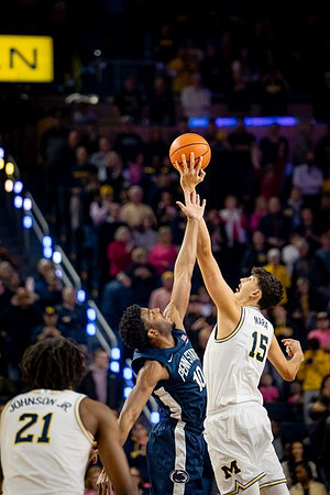 Morez Johnson Jr. (21) and Aday Mara (15)