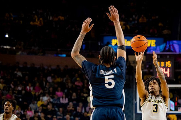 Morez Johnson Jr. (21) and Elliot Cadeau (3)