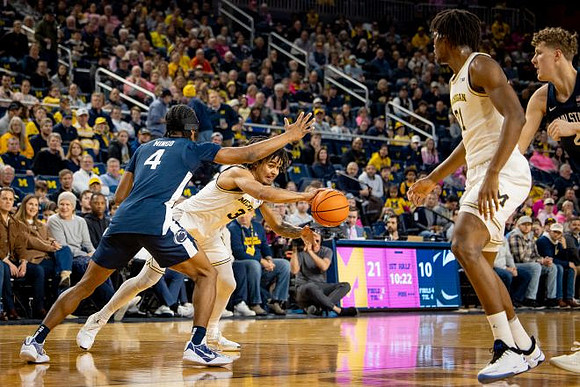 Elliot Cadeau (3) and Morez Johnson Jr. (21)