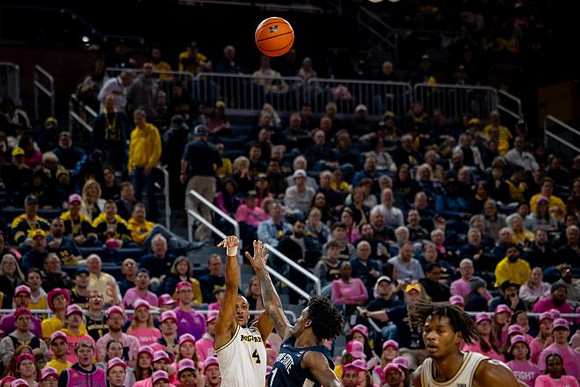 Nimari Burnett (4) and Morez Johnson Jr. (21)