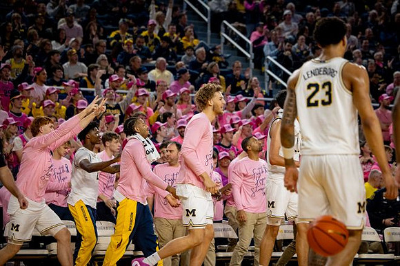 Yaxel Lendeborg (23) and Michigan Team