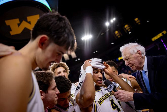Nimari Burnett (4) and Michigan Team