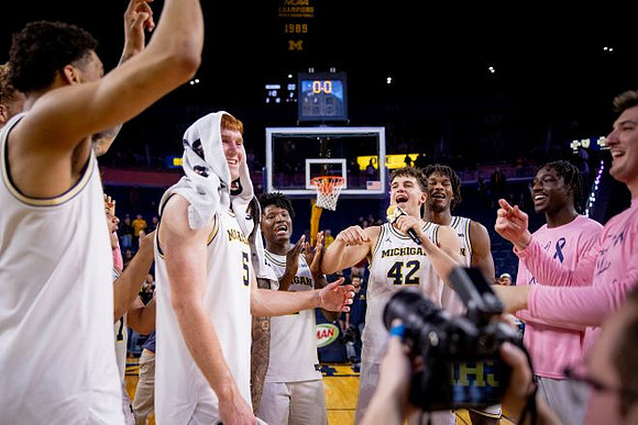 Oscar Goodman (5) and Michigan Team