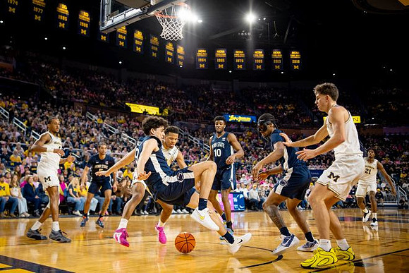 Nimari Burnett (4), Trey McKenney (1), Will Tschetter (42), and Morez Johnson Jr. (21)