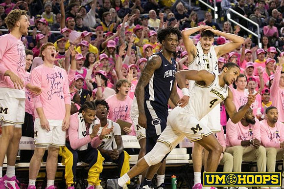 Nimari Burnett (4) and Michigan Team