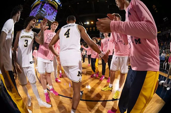 Nimari Burnett (4) and Michigan Team
