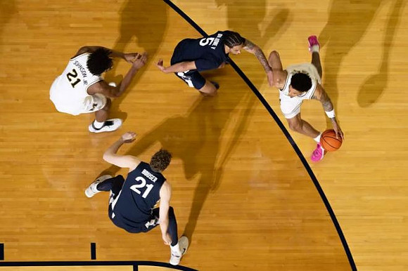 Morez Johnson Jr. (21) and Yaxel Lendeborg (23)