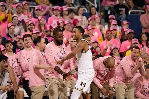 Nimari Burnett (4) and Michigan Team