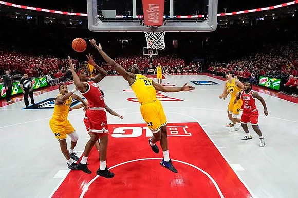 Nimari Burnett (4), Morez Johnson Jr. (21), and Aday Mara (15)