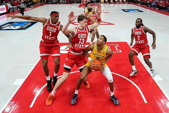 Nimari Burnett (4) and Yaxel Lendeborg (23)