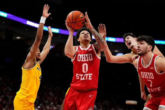 Nimari Burnett (4) and Aday Mara (15)