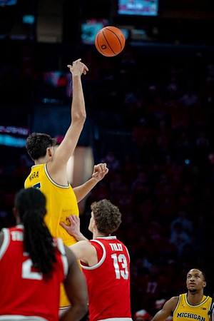 Aday Mara (15) and Nimari Burnett (4)