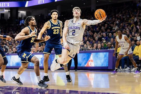Morez Johnson Jr. (21) and Yaxel Lendeborg (23)