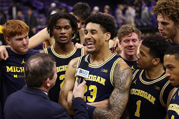 Yaxel Lendeborg (23) and Michigan Team