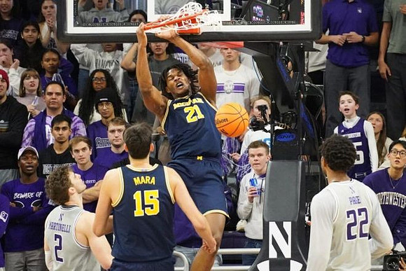 Aday Mara (15) and Morez Johnson Jr. (21)