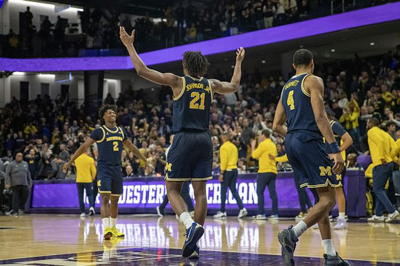 L.J. Cason (2), Morez Johnson Jr. (21), and Nimari Burnett (4)