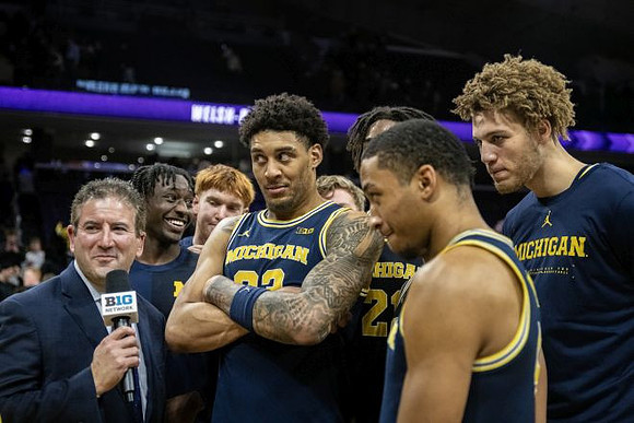 Yaxel Lendeborg (23) and Michigan Team