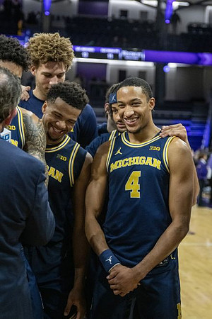 Nimari Burnett (4) and Michigan Team