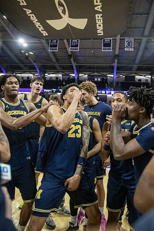 Yaxel Lendeborg (23) and Michigan Team
