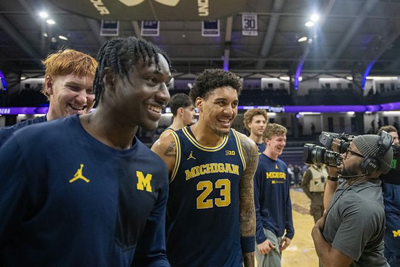 Yaxel Lendeborg (23) and Michigan Team