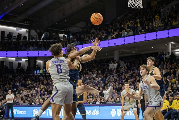 Morez Johnson Jr. (21), Nimari Burnett (4), and Aday Mara (15)