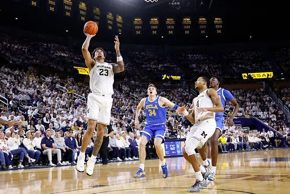 Yaxel Lendeborg (23) and Nimari Burnett (4)