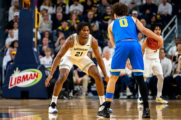 Morez Johnson Jr. (21) and Elliot Cadeau (3)