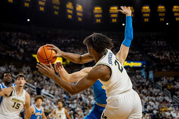 Aday Mara (15) and Morez Johnson Jr. (21)