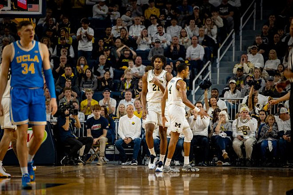 Morez Johnson Jr. (21) and Nimari Burnett (4)