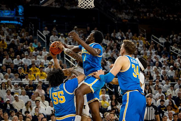 Yaxel Lendeborg (23) and Roddy Gayle Jr. (11)