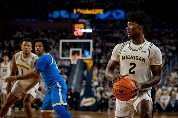 Aday Mara (15), Trey McKenney (1), and L.J. Cason (2)