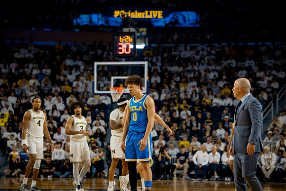 Nimari Burnett (4), Elliot Cadeau (3), Roddy Gayle Jr. (11), and UCLA Head Coach Mick Cronin
