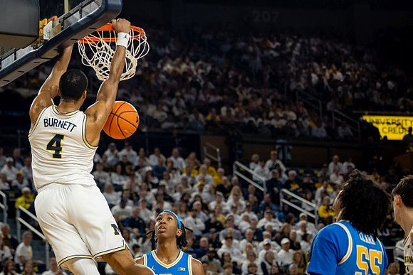 Nimari Burnett (4) and Aday Mara (15)