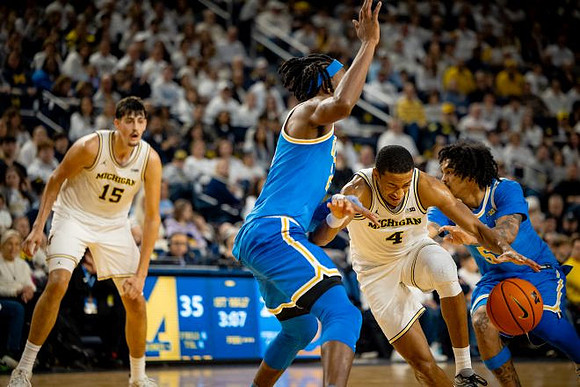 Aday Mara (15) and Nimari Burnett (4)