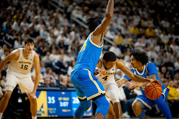 Aday Mara (15) and Nimari Burnett (4)
