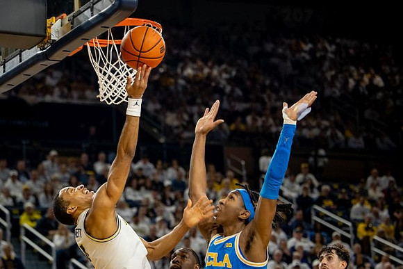 Nimari Burnett (4) and Aday Mara (15)