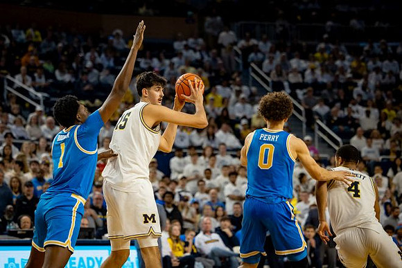 Aday Mara (15) and Nimari Burnett (4)