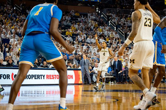 Nimari Burnett (4), Yaxel Lendeborg (23), and UCLA Head Coach Mick Cronin