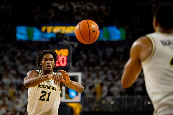Morez Johnson Jr. (21) and Nimari Burnett (4)