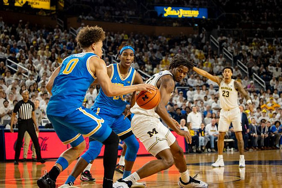 Morez Johnson Jr. (21) and Yaxel Lendeborg (23)
