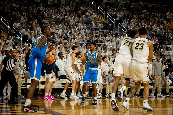 Morez Johnson Jr. (21), Yaxel Lendeborg (23), and Michigan Team