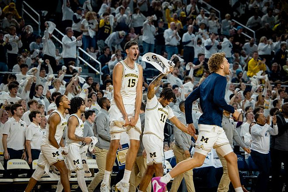 Aday Mara (15) and Michigan Team