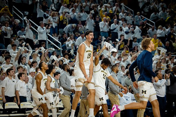 Aday Mara (15) and Michigan Team