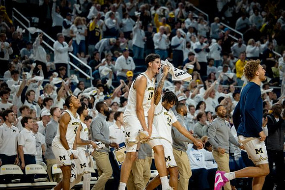 Aday Mara (15) and Michigan Team