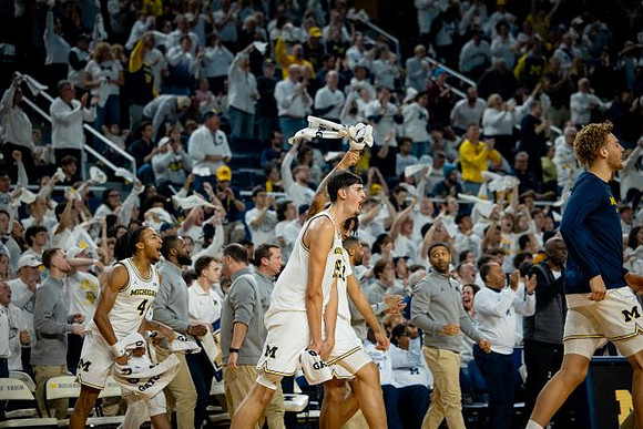 Aday Mara (15) and Michigan Team