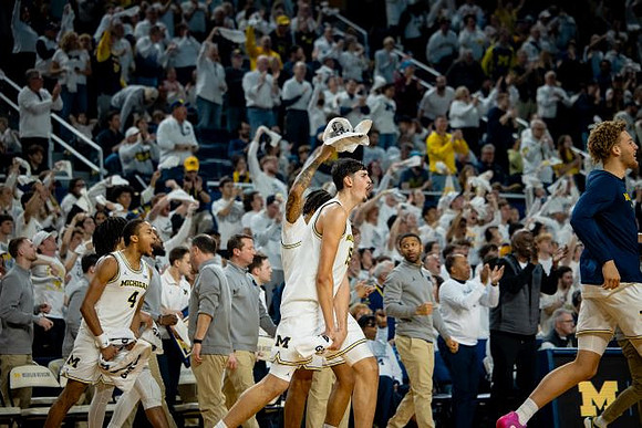 Aday Mara (15) and Michigan Team