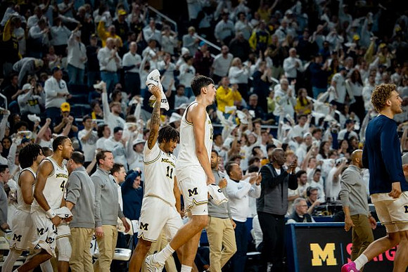 Aday Mara (15) and Michigan Team