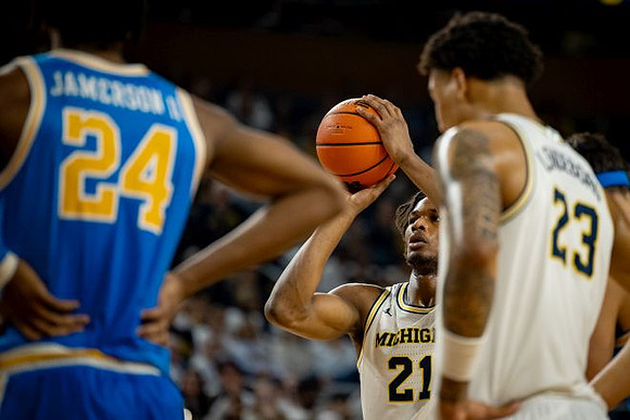 Morez Johnson Jr. (21) and Yaxel Lendeborg (23)
